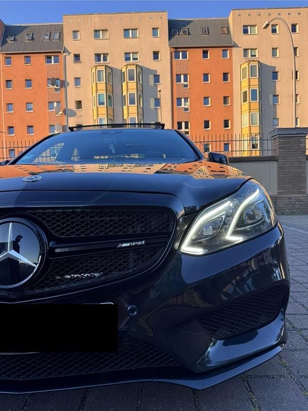Schwarz Gebraucht 2014 Mercedes E300 AMG line Limousine | 16.999 € (Teuer) - Bild 1/4