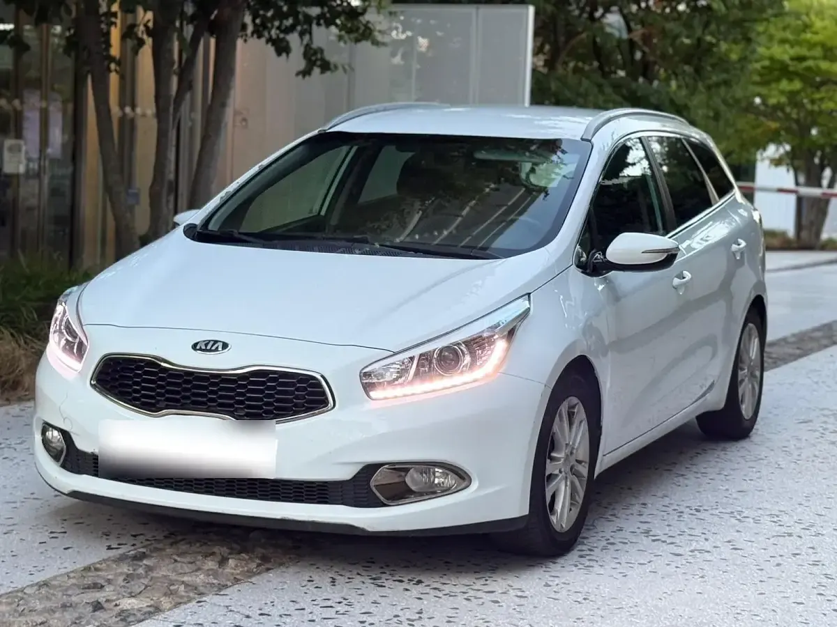 Gebraucht Kia Ceed Sportswagon 110 PS (80 kW) 2013 Weiß Kombi