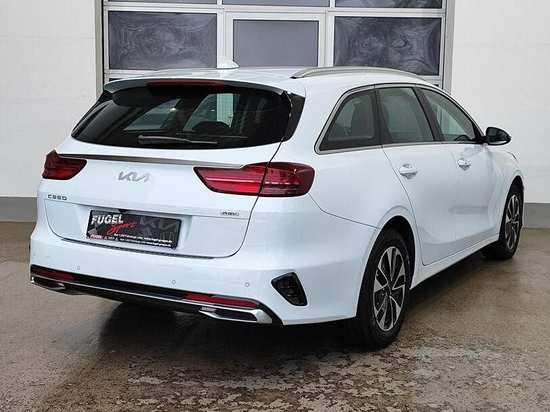 Gebraucht Kia Ceed Sportswagon Spirit 141 PS (103 kW) 2022 (wd) cararraweiss Kombi