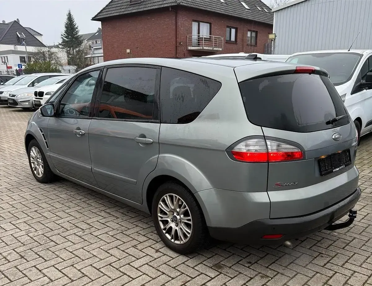 Gebraucht Ford S-MAX Titanium 140 PS (102 kW) 2010 Grau Van / Kleinbus