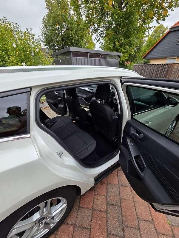 Weiß Gebraucht 2021 Ford Focus Cool & Connect Kombi | 12.000 € (Fairer Preis) - Bild 1/4