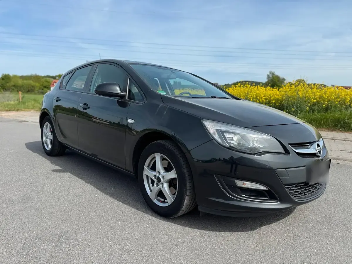 Second-hand Opel Astra 110 CP (80 kW) 2013 Negru Hatchback