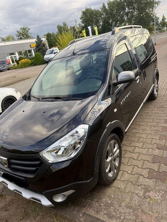 Schwarz Gebraucht 2017 Dacia Dokker Stepway Van | 6.900 € (Superpreis) - Bild 1/4