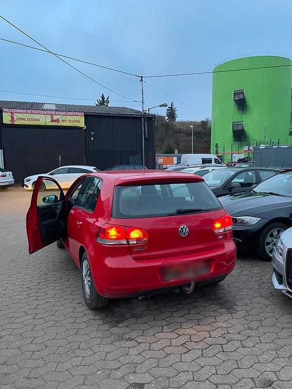 Gebraucht VW Golf VI 122 PS (89 kW) 2009 Rot Kleinwagen