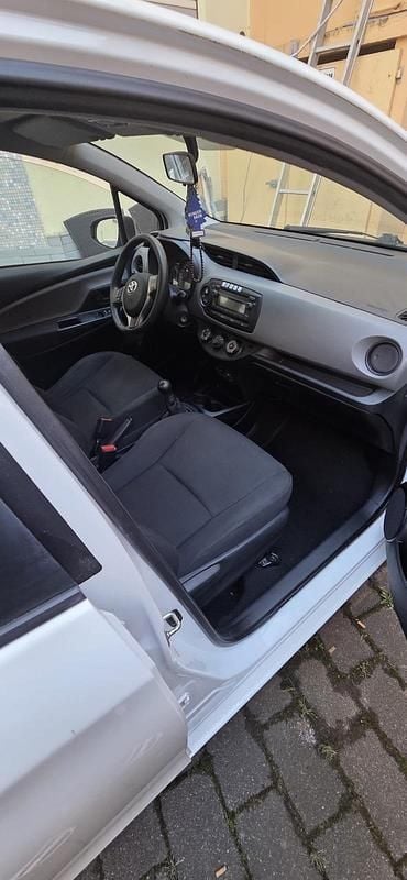 Gebraucht Toyota Yaris 69 PS (50 kW) 2015 Weiß Kleinwagen