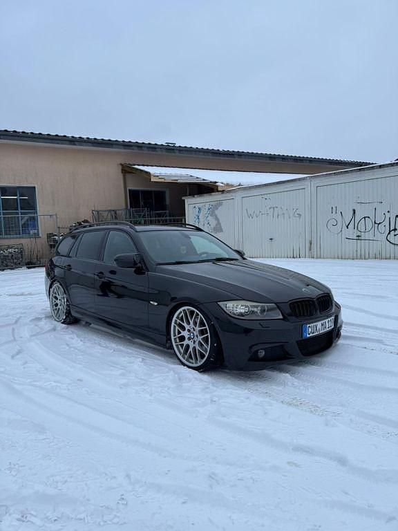 Schwarz Gebraucht 2010 BMW 330 M Sport Kombi | 12.000 € (Teuer) - Bild 1/4