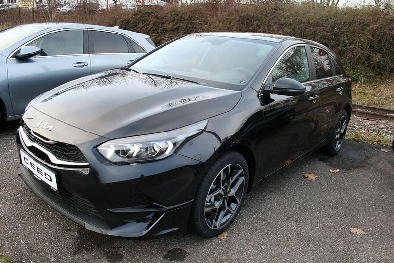 Neu Kia Ceed Style 140 PS (102 kW) 2025 Schwarz Kleinwagen