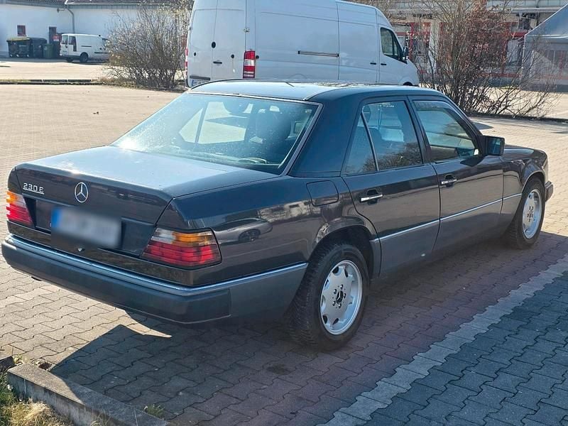 Gebraucht Mercedes E230 132 PS (97 kW) 1992 Schwarz Limousine