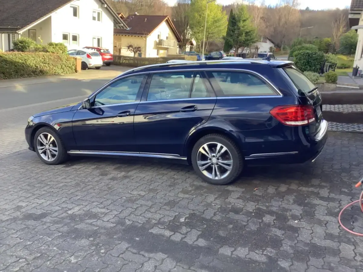 Gebraucht Mercedes E220 163 PS (119 kW) 2013 Blau Kombi