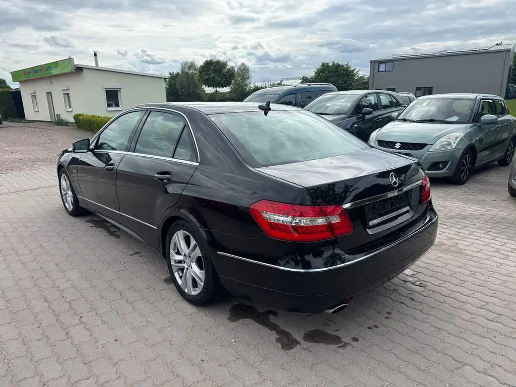 Usado Mercedes E200 Avantgarde 184 CV (135 kW) 2011 Negro Berlina