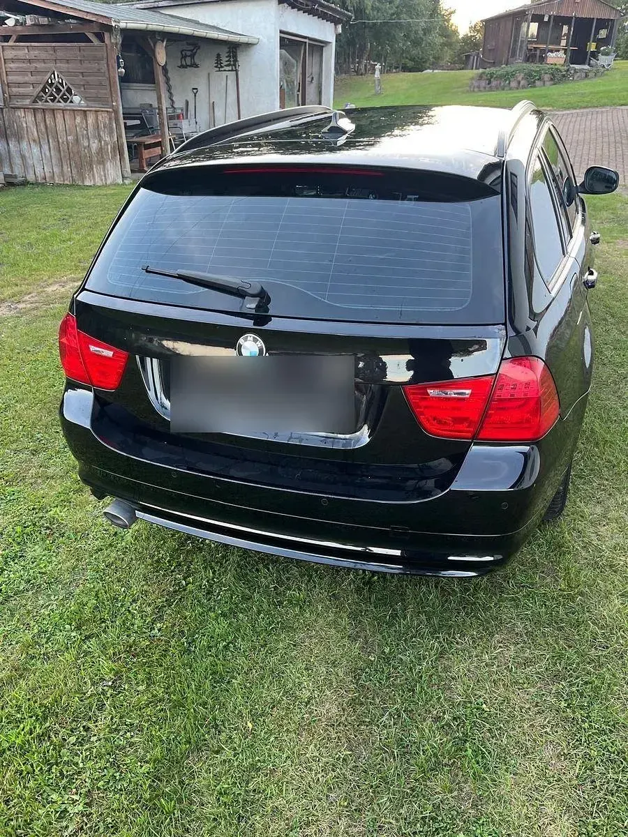 Gebraucht BMW 320 163 PS (119 kW) 2011 Schwarz Kombi