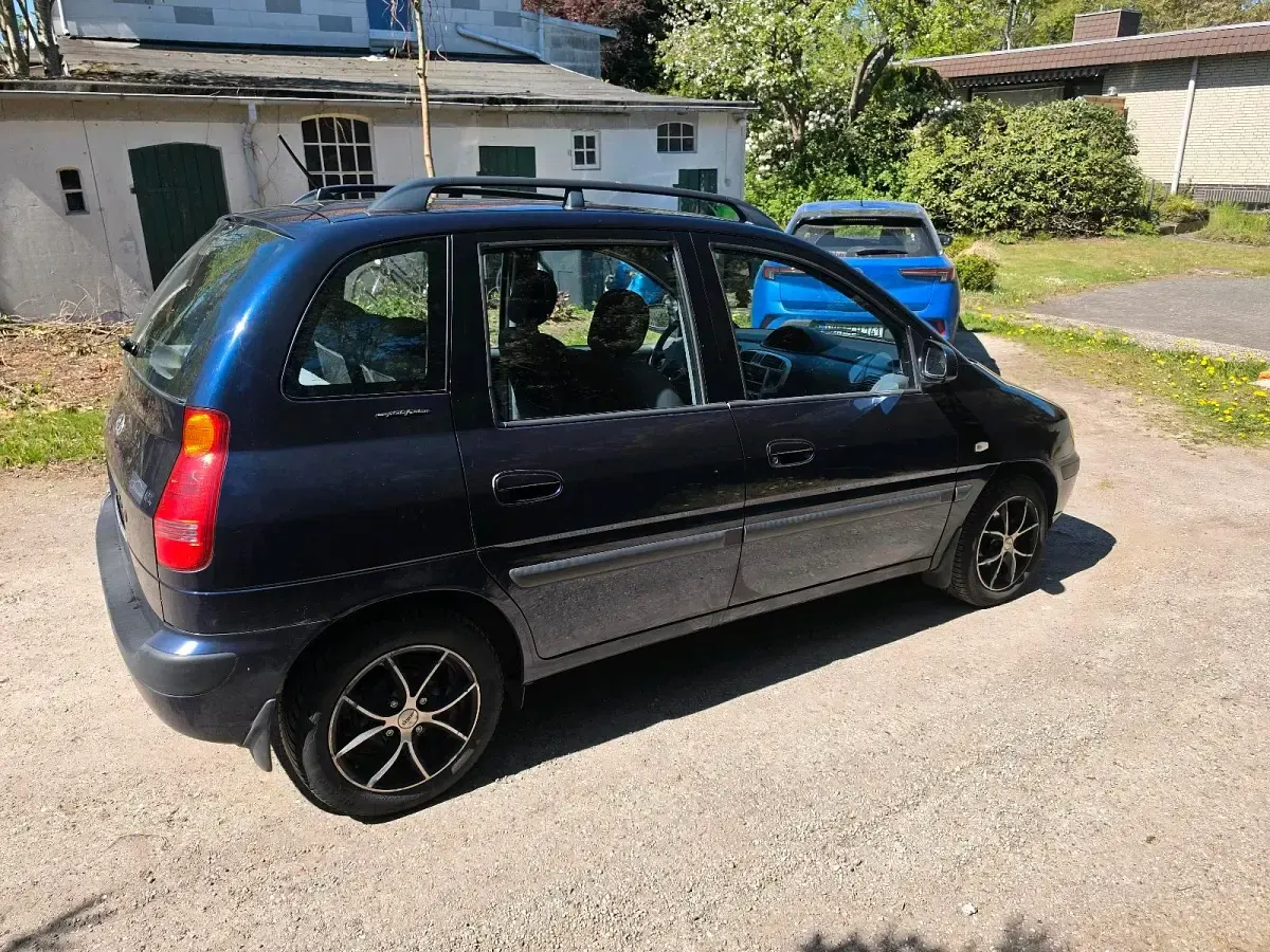 Second-hand Hyundai Matrix 122 CP (89 kW) 2005 Albastru Monovolum