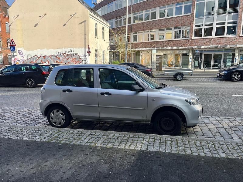 Gebraucht Mazda 2 55 PS (40 kW) 2007 Silber Kleinwagen
