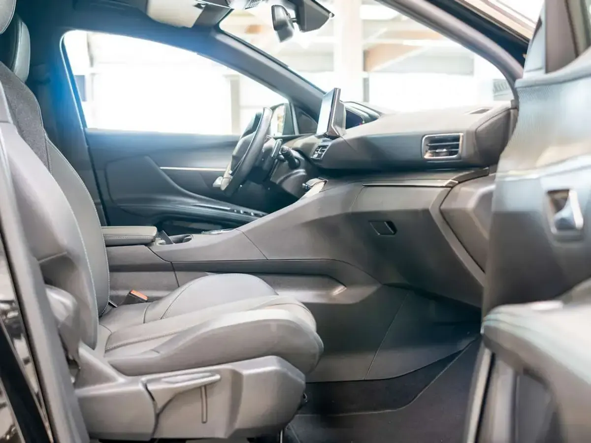 Gebraucht Peugeot 5008 Allure 136 PS (100 kW) 2024 Perla nera schwarz SUV