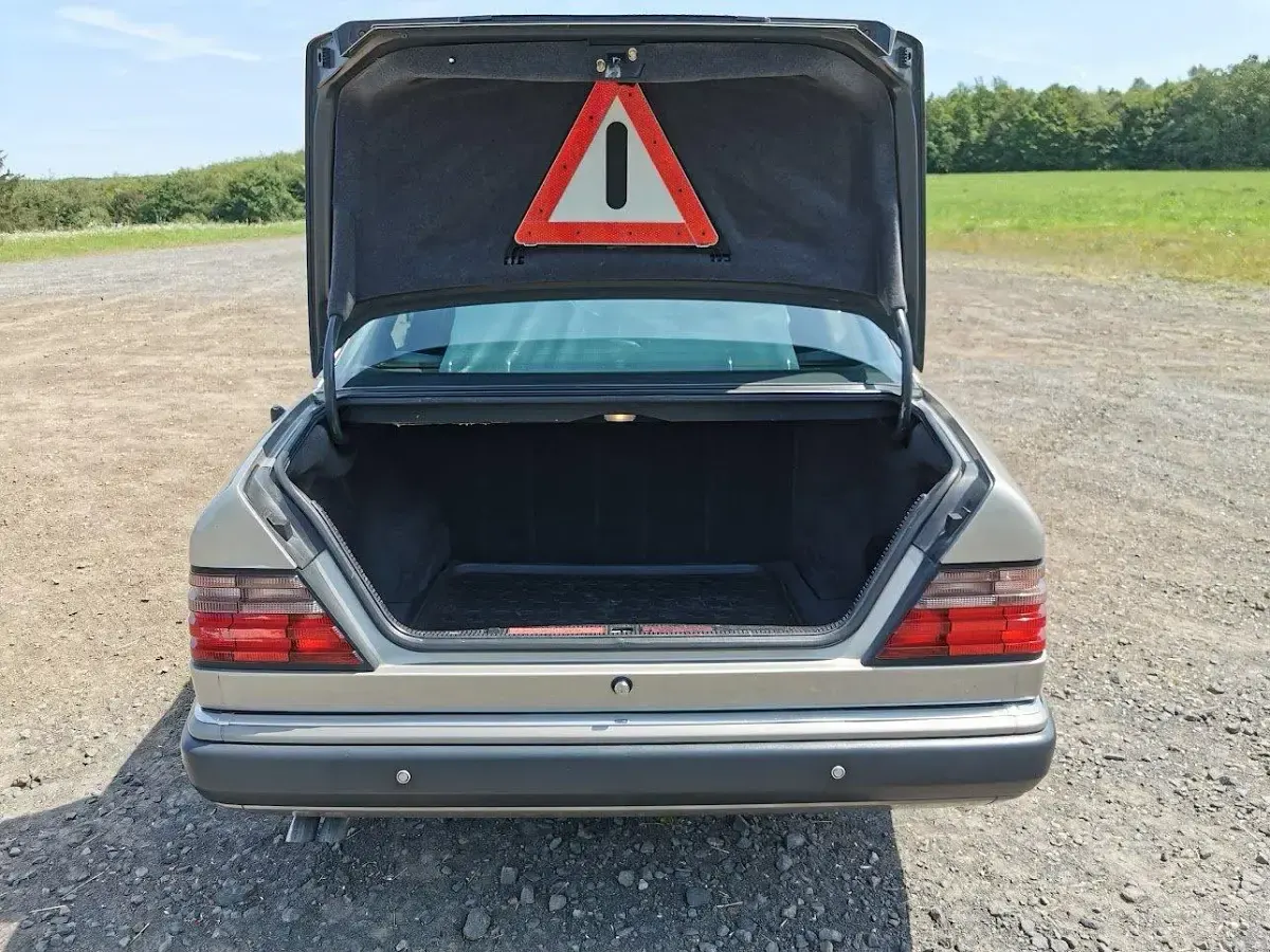 Gebraucht Mercedes E260 160 PS (117 kW) 1989 Gold Limousine