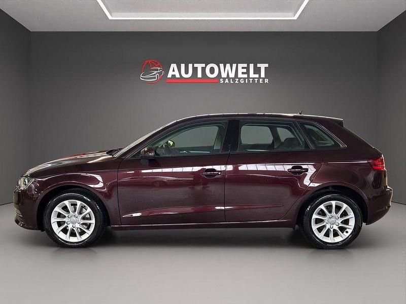 Gebraucht Audi A3 Attraction 110 PS (80 kW) 2015 Rot Limousine