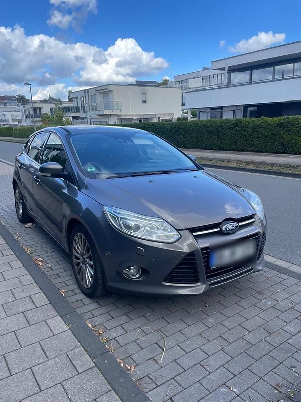 Braun Gebraucht 2012 Ford Focus Titanium Kleinwagen | 5.100 € (Guter Preis) - Bild 1/4