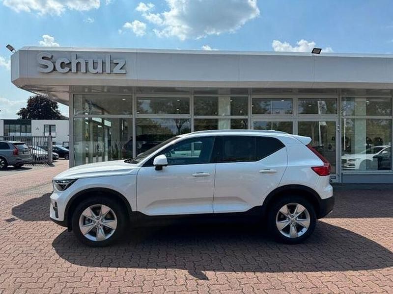 Weiß Gebraucht 2024 Volvo XC40 Core SUV | 32.850 € (Guter Preis) - Bild 1/4