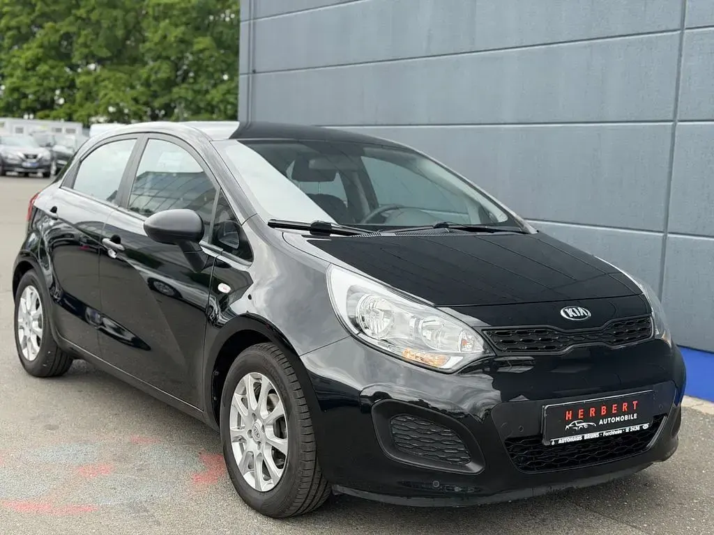 Używany Kia Rio 86 KM (63 kW) 2012 Czarny Sedan/Limuzyna