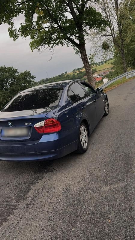 Blau Gebraucht 2005 BMW 318 Limousine | 1.750 € (Superpreis) - Bild 1/4