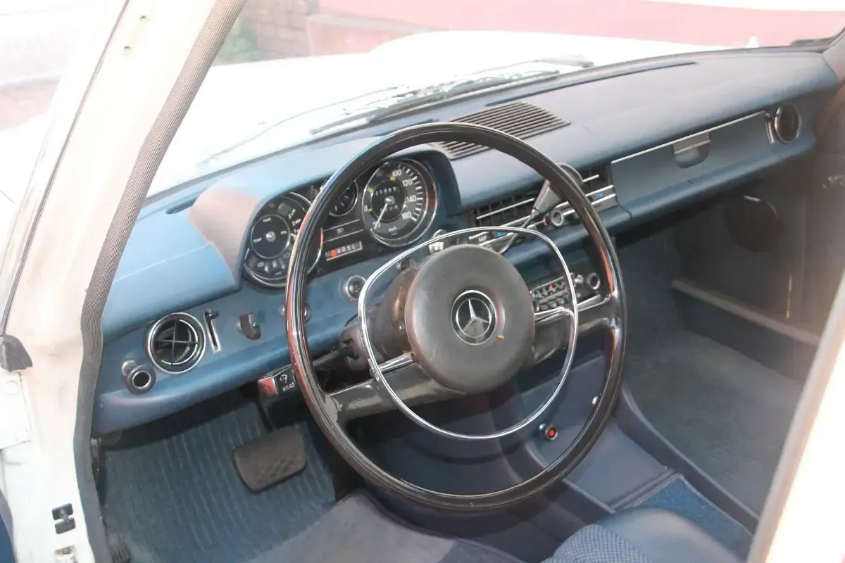 Gebraucht Mercedes 240 65 PS (47 kW) 1973 Weiß Limousine