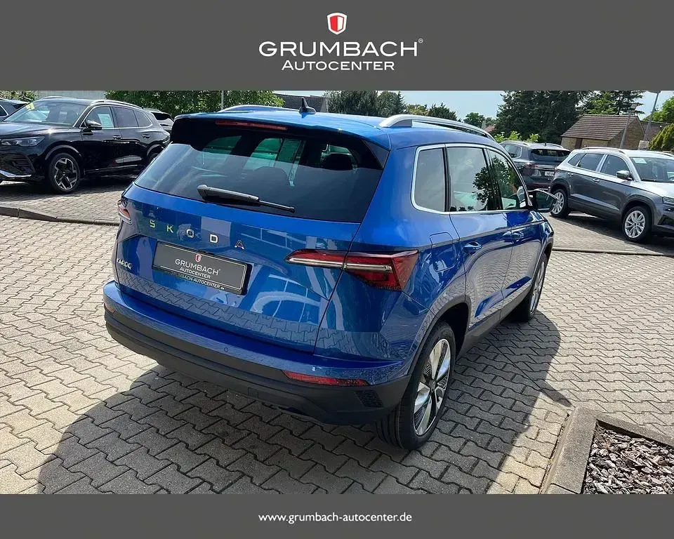 Neu Skoda Karoq Selection 150 PS (110 kW) 2026 8x8x race blue metallic SUV