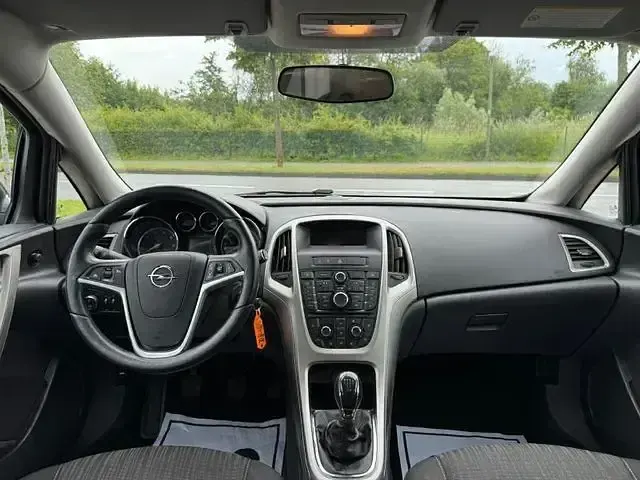 Gebraucht Opel Astra Design Edition 95 PS (69 kW) 2011 Grau Kombi