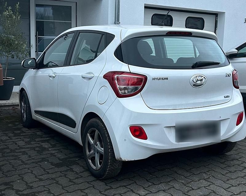 Gebraucht Hyundai i10 87 PS (63 kW) 2015 Weiß Kleinwagen