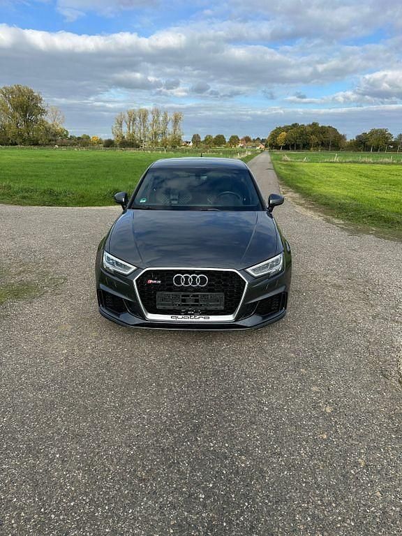 Grau Gebraucht 2019 Audi RS3 Ambiente Limousine | 39.990 € (Guter Preis) - Bild 1/4