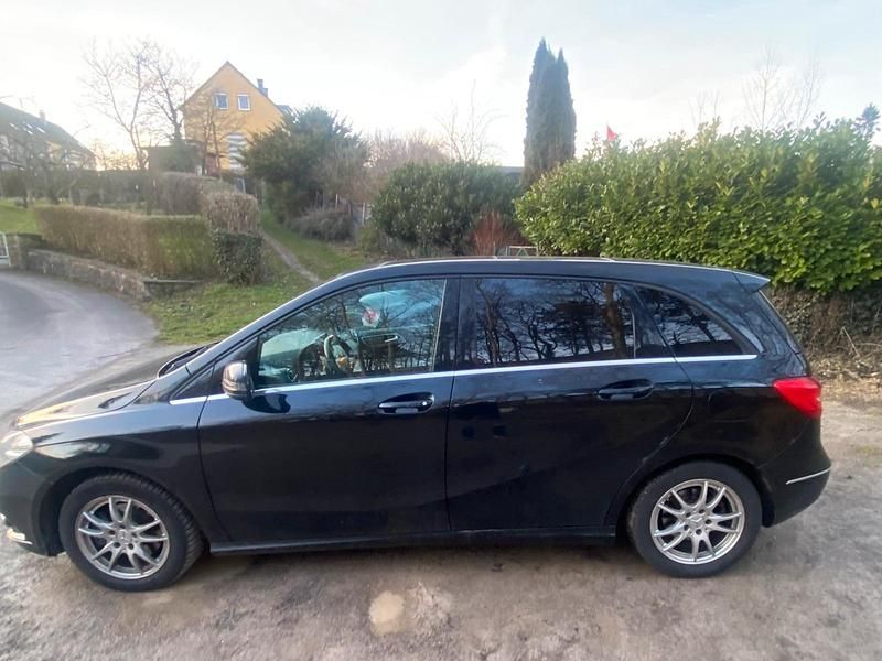 Gebraucht Mercedes B180 122 PS (89 kW) 2014 Schwarz Van / Kleinbus