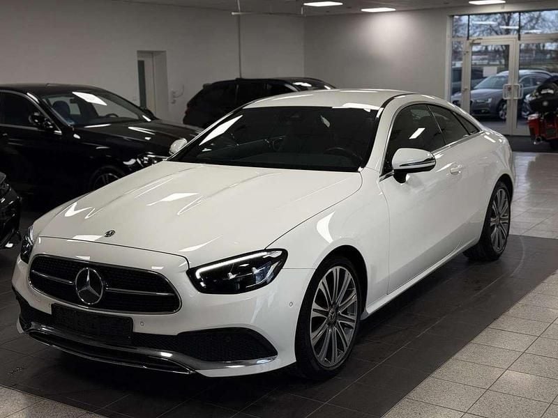 Gebraucht Mercedes E200 197 PS (144 kW) 2021 Polarweiss  unilack Coupé