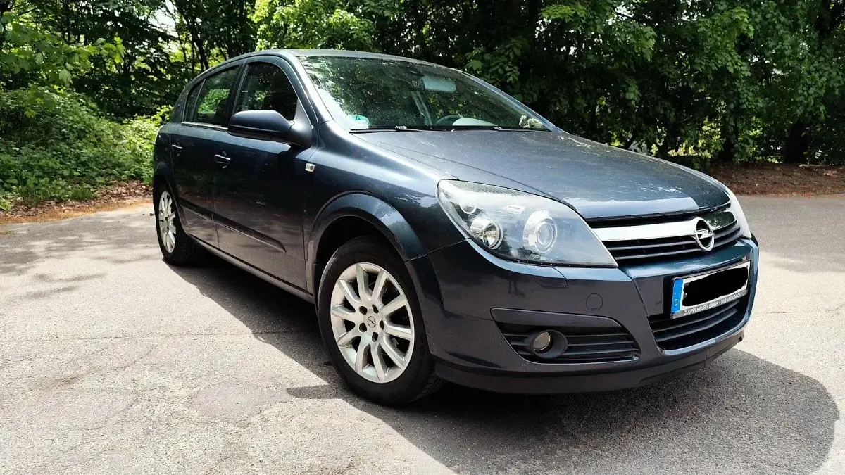 Używany Opel Astra Cosmo 140 KM (102 kW) 2006 Szary Sedan/Limuzyna