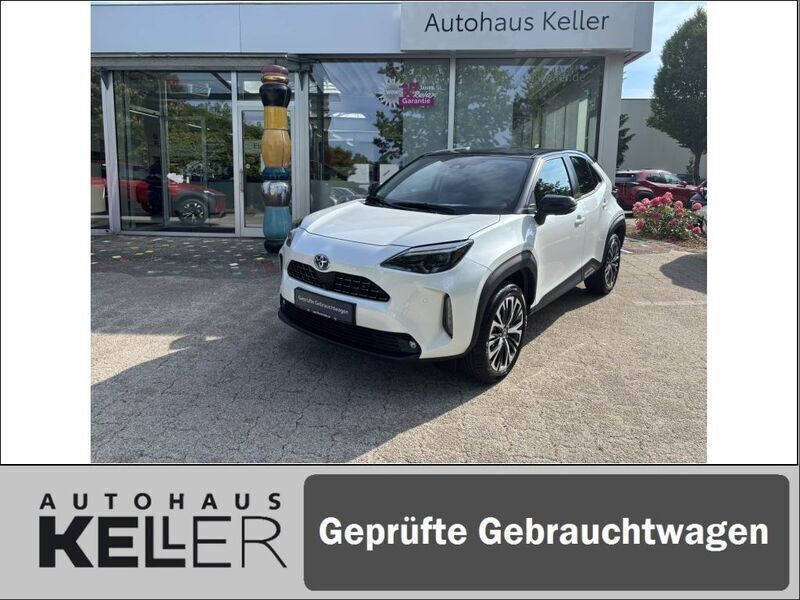 Platinumweiß perleffekt, dach mysticschwarz mica Gebraucht 2023 Toyota Yaris Cross Elegant SUV | 26.960 € (Fairer Preis) - Bild 1/4