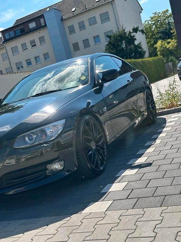 Gebraucht BMW 320 184 PS (135 kW) 2012 Schwarz Coupé