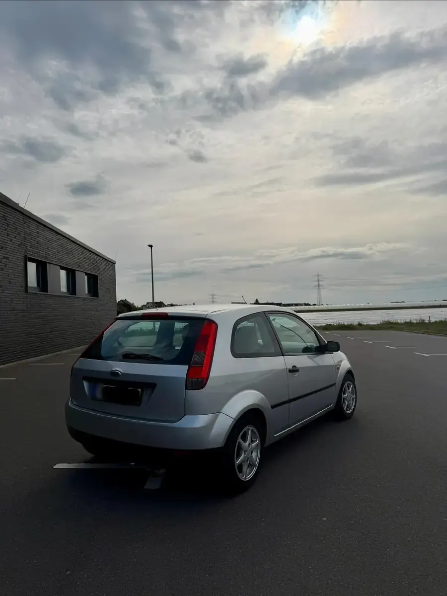Brugt Ford Fiesta Ambiente 60 HK (44 kW) 2003 Grå Hatchback