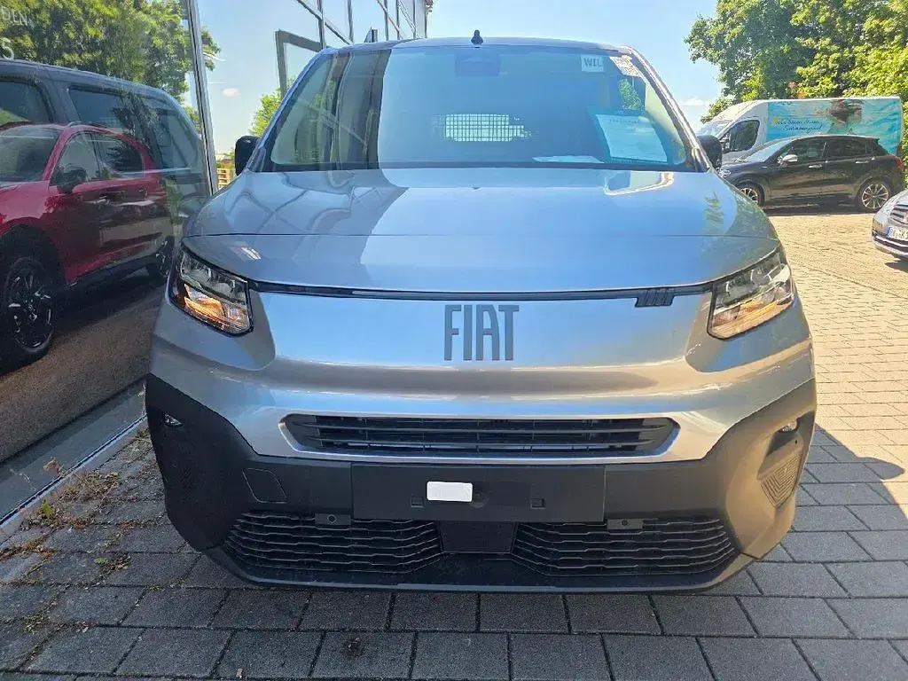 Neu Fiat Doblò 102 PS (75 kW) 2026 Maestro grau Van / Kleinbus
