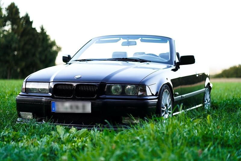 Schwarz Gebraucht 1996 BMW 318 Cabriolet Basis Cabrio | 9.590 € - Bild 1/4