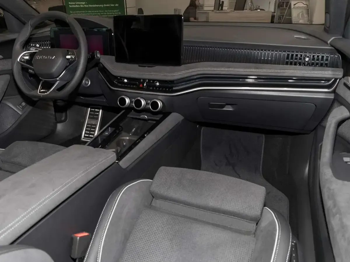 Neu Skoda Superb SportLine 150 PS (110 kW) 2026 Graphitegrau metallic Kombi