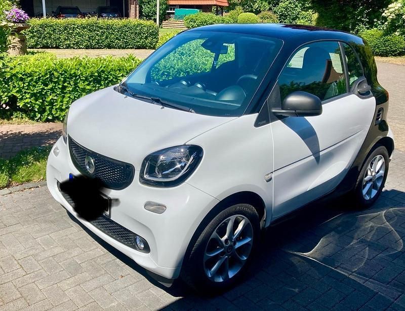 Weiß Gebraucht 2017 Smart ForTwo Coupé Passion Coupé | 8.499 € (Fairer Preis) - Bild 1/4