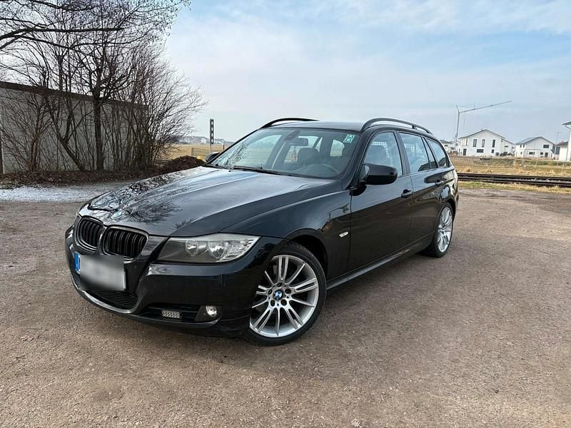 Schwarz Gebraucht 2011 BMW 320 Kombi | 3.300 € (Guter Preis) - Bild 1/4