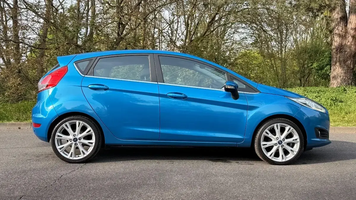 Gebraucht Ford Fiesta Titanium 125 PS (91 kW) 2014 Blau Kleinwagen