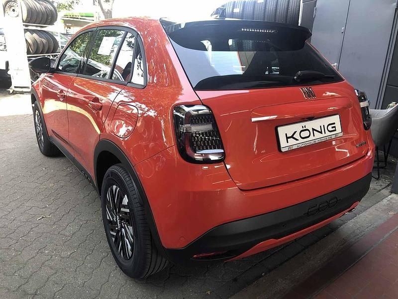 Neu Fiat 600 146 PS (107 kW) 2025 Orange Limousine