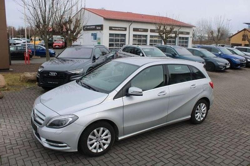 Polarsilber metalliclack Gebraucht 2014 Mercedes B180 Sport Van / Kleinbus | 10.900 € (Superpreis) - Bild 1/4