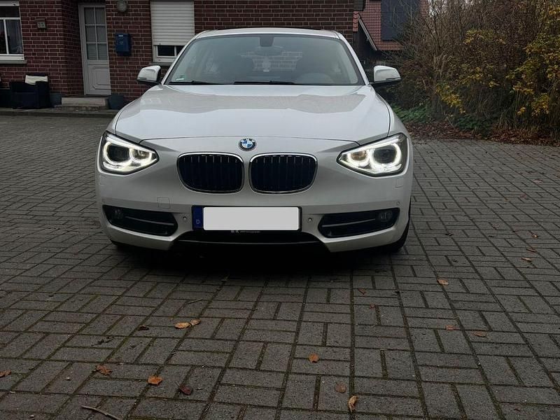 Weiß Gebraucht 2015 BMW 116 Sport Line Kleinwagen | 11.600 € (Fairer Preis) - Bild 1/4