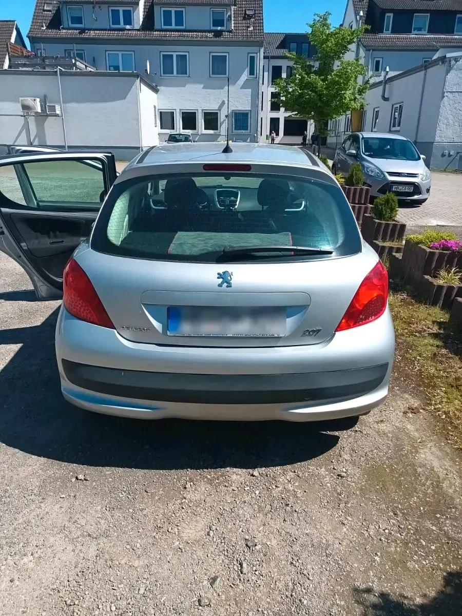 Gebraucht Peugeot 207 75 PS (55 kW) 2008 Silber Kleinwagen
