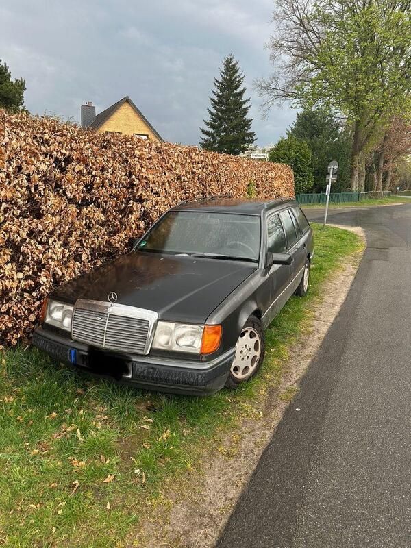 Schwarz Gebraucht 1992 Mercedes 230 Kombi | 1.500 € - Bild 1/4