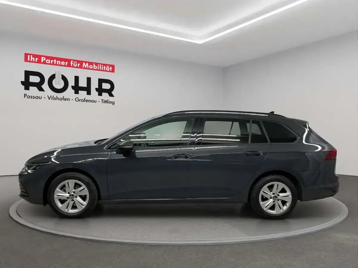 Second-hand VW Golf VIII Life 131 CP (96 kW) 2023 Gri Break