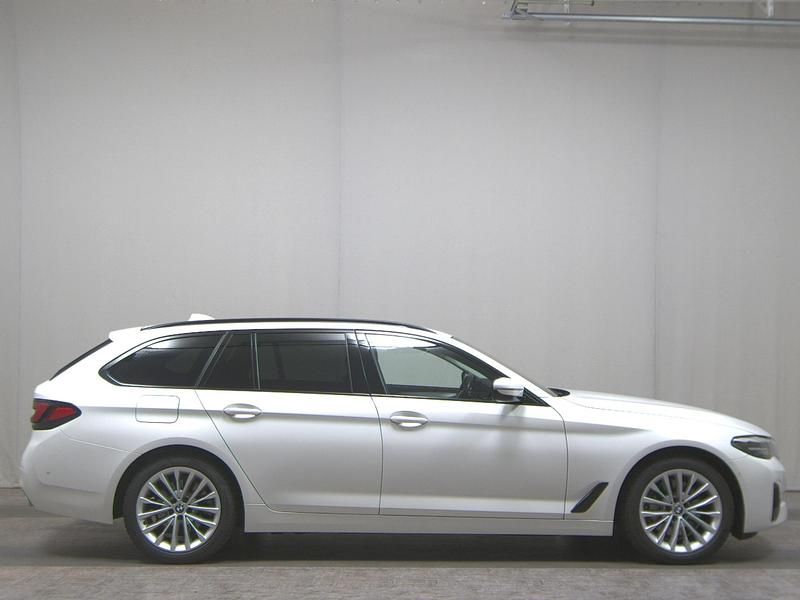 Weiss Gebraucht 2021 BMW 530e Sport Line Kombi | 22.480 € (Superpreis) - Bild 1/4