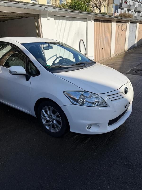 Gebraucht Toyota Auris 99 PS (72 kW) 2012 Weiß Kleinwagen