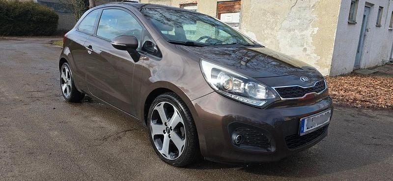 Gebraucht Kia Rio 90 PS (66 kW) 2013 Braun Limousine
